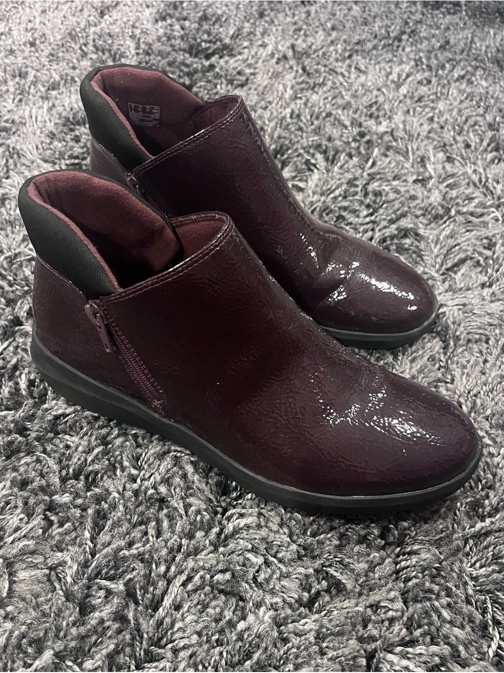 🌺CLARKS KAYLEIGH BURGUNDY FAUX LEATHER BOOTIE SIZE 9.5🌺